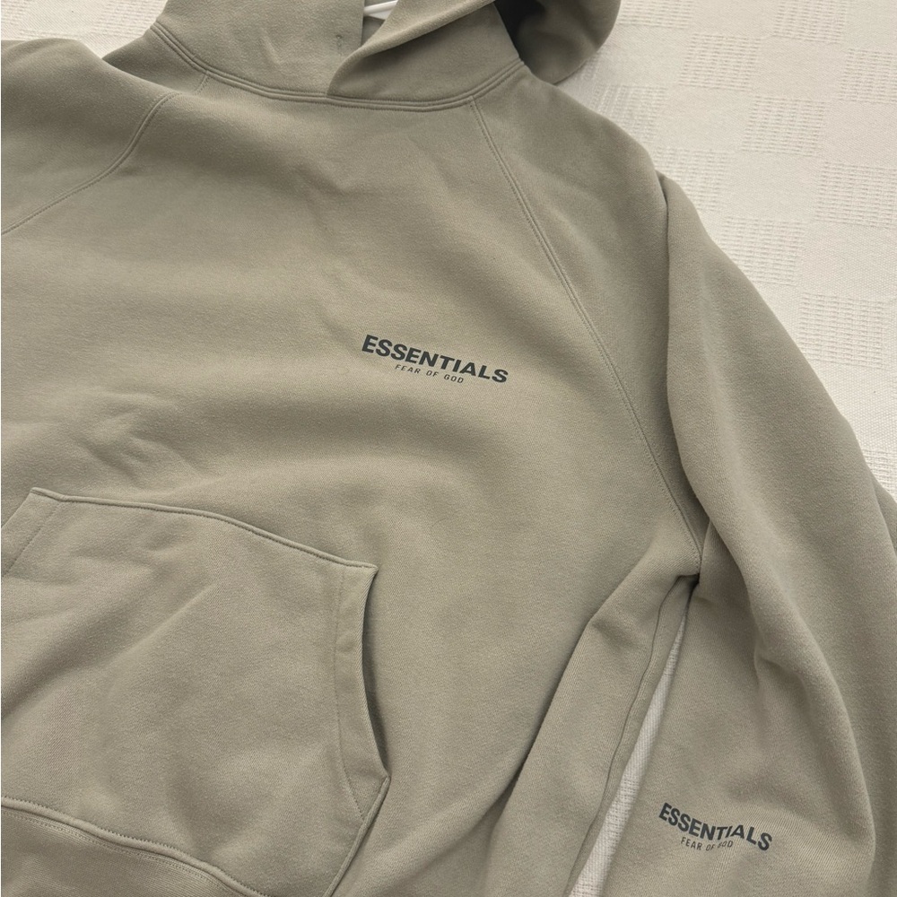 Essentials fear of god cream hoodie great condition and clean. Size small